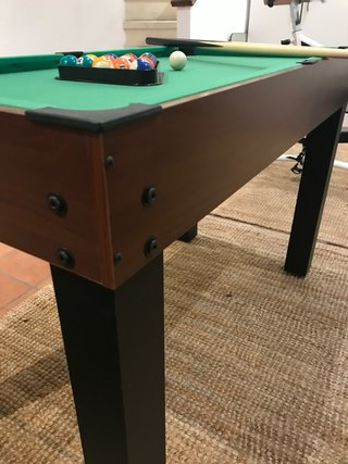 Futbolín y mesa de juegos.  Billar infantil