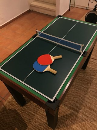 Futbolín y mesa de juegos.  Billar infantil