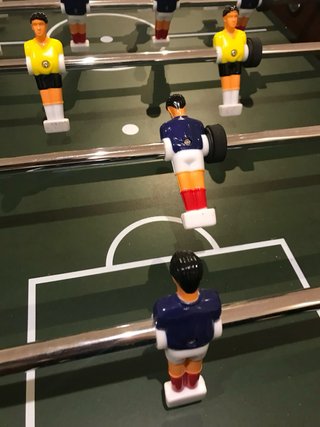 Futbolín y mesa de juegos.  Billar infantil
