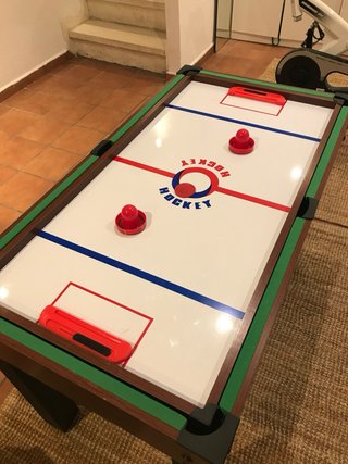 Futbolín y mesa de juegos.  Billar infantil
