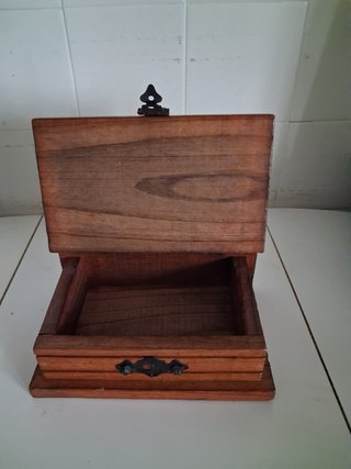 Caja de madera decorada con mapa vintage