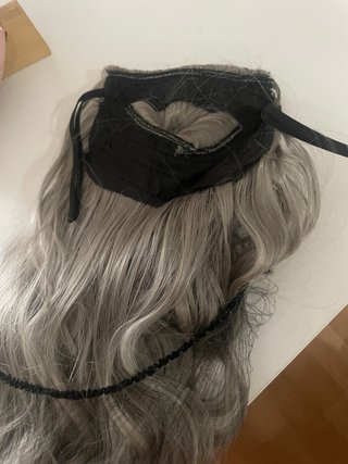 Peluca y extensiones sintéticas grises