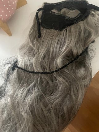 Peluca y extensiones sintéticas grises