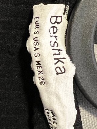 Top Bershka negro canalé sin mangas