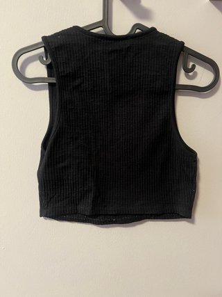Top Bershka negro canalé sin mangas