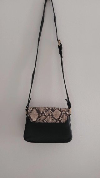 Bolso bandolera piel serpiente y negro