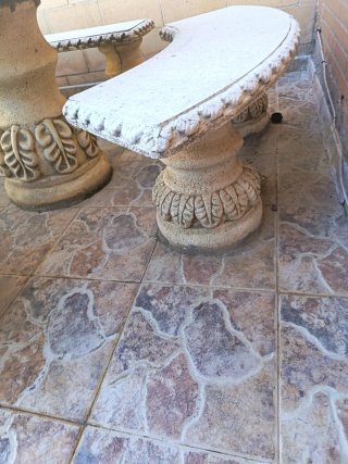 Mesa y bancos de piedra con alabastro