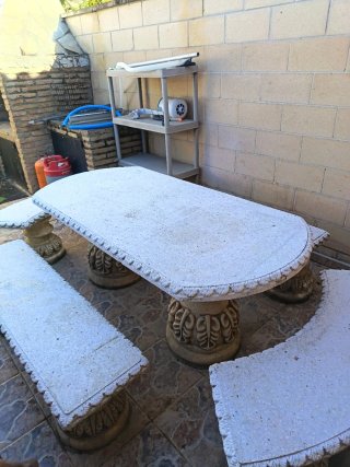 Mesa y bancos de piedra con alabastro