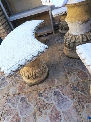 Mesa y bancos de piedra con alabastro