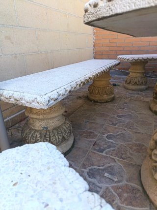 Mesa y bancos de piedra con alabastro