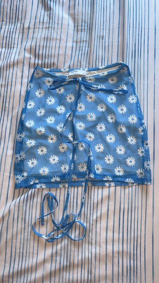 Falda Bershka azul flores blanca talla única