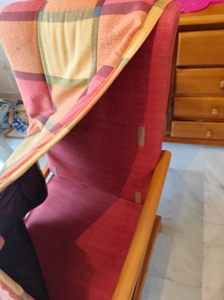 Sillón balancín de madera y tela