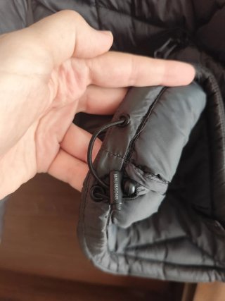 Chaqueta acolchada gris oscuro.