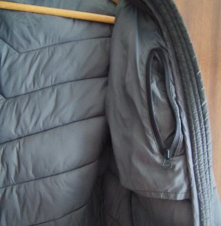 Chaqueta acolchada gris oscuro.