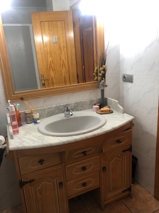 Mueble baño espejo lavabo y grifo
