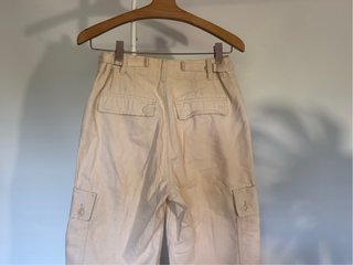 Pantalón cargo Pull&Bear talla 32 crema beige