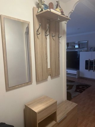 Mueble recibidor madera y plástico