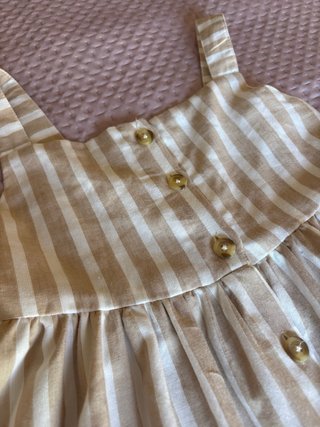 Vestido de rayas beige y blanco