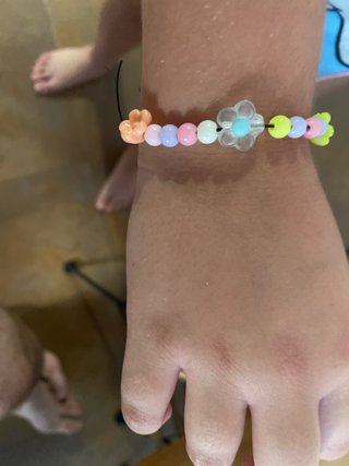 Pulsera de cuentas multicolor con flores