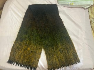 Bufanda de lana verde y amarilla