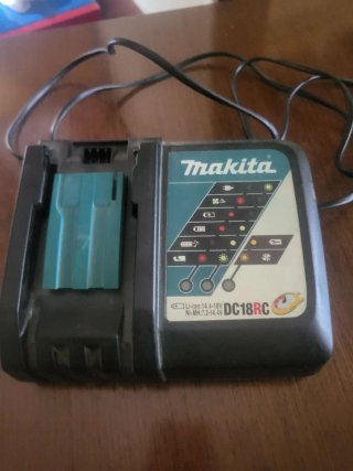 Cargador y Batería Makita DC18RC