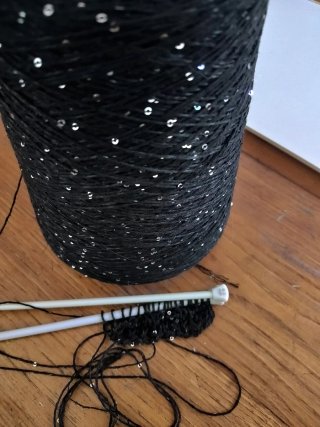 Filato nero con paillettes