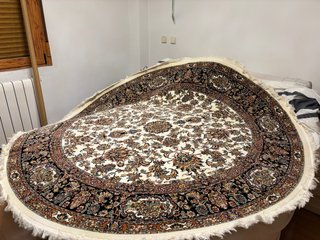 Alfombra redonda beige y negra