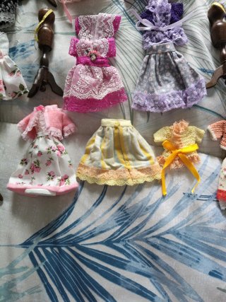 Lote ropa y maniquíes casa de muñecas