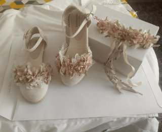 Zapatos comunión Juana Sanchez beige flores
