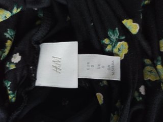 Camiseta floral cuello alto negra