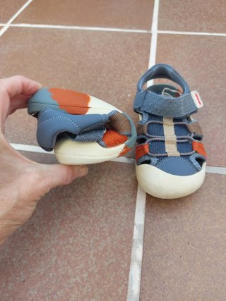 Sandalias niño azul y naranja talla 26