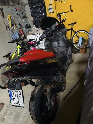 Moto Maxiscooter Negra y Roja gilera nexus 500cc