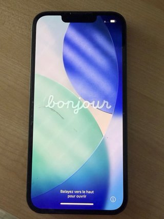 iPhone 13 verde- Muy Cuidado