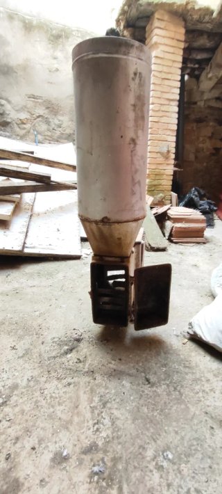 Estufa de piñola metálica gris
