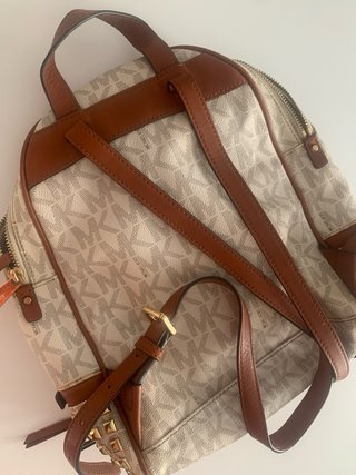 Mochila Michael Kors Beige y Dorada Tachuelas