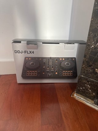 Consola DJ DDJ-FLX4 con audifonos pioneer y firma