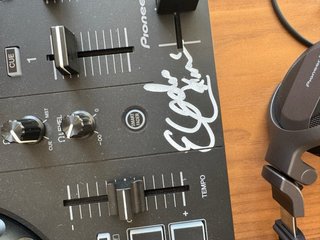 Consola DJ DDJ-FLX4 con audifonos pioneer y firma