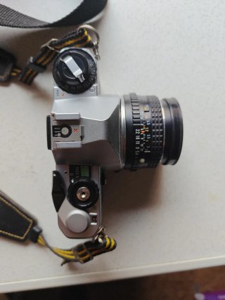 Pentax MG plateada y negra con objetivo SMC
