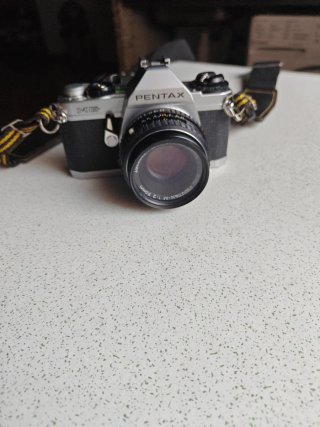 Pentax MG plateada y negra con objetivo SMC
