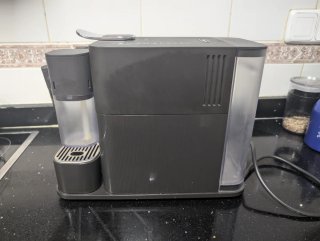 Cafetera Nespresso Negra DeLonghi latissima one