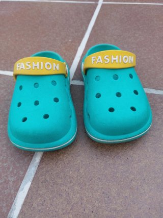 Chanclas niño turquesa y amarillo talla 25-26