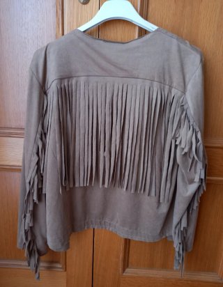 Traje de chaqueta y falda de flecos beige