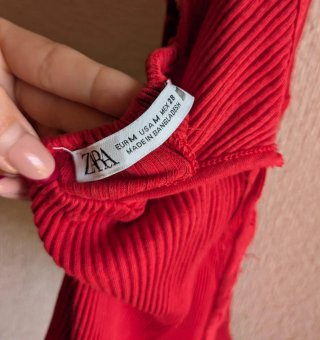 Mono corto rojo espalda descubierta