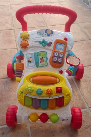 Correpasillos infantil con piano y teléfono