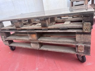 Mesa de palets con ruedas