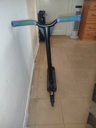 Patinete Scooter Negro con Puños Coloreados