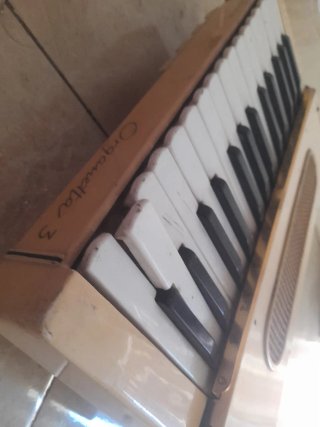 Piano de juguete antiguo