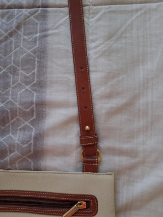 Bolso bandolera beige y marrón