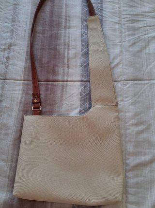 Bolso bandolera beige y marrón
