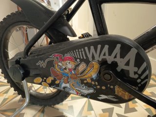 Bicicleta infantil con ruedines